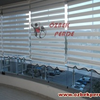 beyaz-renkli-desensiz-cam-balkon-zebra-perde-cesidi