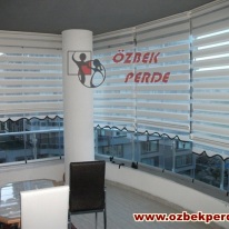 beyaz-renkli-desensiz-cam-balkon-zebra-perde-modeli