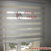 beyaz-renkli-etegi-boncuklu-zebra-perdesi