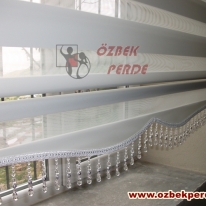 beyaz-renkli-etekli-boncuklu-zebra-perde