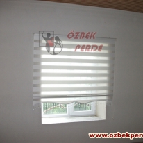 beyaz-renkli-etekli-zebra-perde