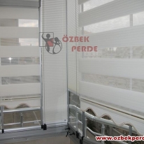 cam-balkon-pliseli-jaluzi-ile-zebra-perde