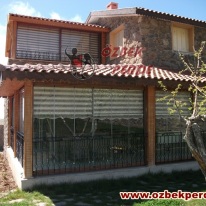 cam-balkon-zebra-perde-modeli