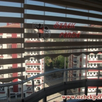 cam-balkona-zebra-stor-perdesi