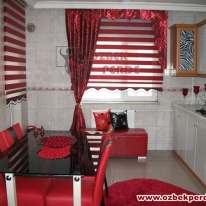 cizgi-zebra-perdesi-kirmizi-renkli-mutfak