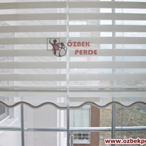 desensiz-zebra-perde-ekru-renkli-cam-balkona