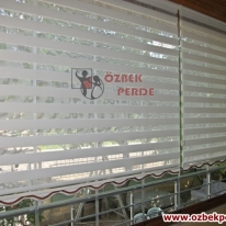 duz-cam-balkon-zebra-perdesi-etekli