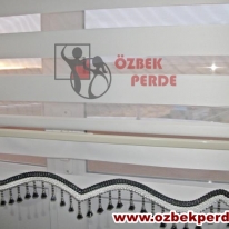 duz-zebra-perde-beyaz-modeli-siyah-boncuklu