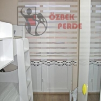 duz-zebra-perde-beyaz-renkli-etekli