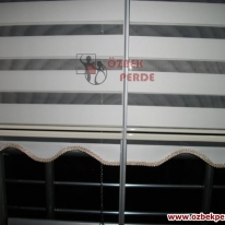 duz-zebra-perde-ekru-renkli-cam-balkon-icin