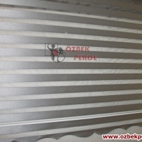 duz-zebra-perde-gri-renkli-kapali-kasali-etekli