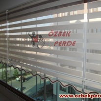 etegi-cift-sutasli-krem-renkli-cam-balkon-zebra-perde-gorseli