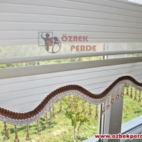 genis-pliseli-zebra-perde-etegi-kahve-sutasli