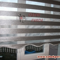 gri-renkli-gumus-simli-style-zebra-perde-modeli