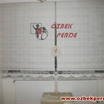 beyaz-renkli-ponpon-brodeli-zebra-perde