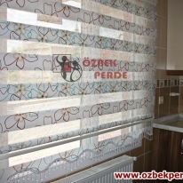 cicekli-garden-zebra-perde-kahve-turkuaz-gorseli