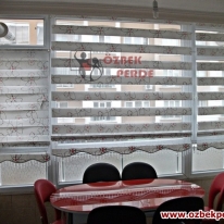 cicekli-garden-zebra-perde-siyah-kirmizi-etekli