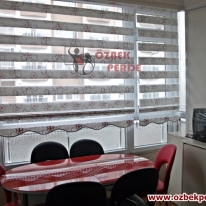 cicekli-garden-zebra-perde-siyah-kirmizi-renkli