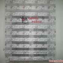 cicekli-garden-zebra-perde-siyah-kirmizi-renkli