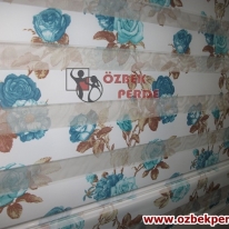 gul-goncasi-baskili-zebra-perde-turkuaz-renklisi