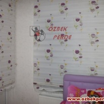 mor-renkli-gelincik-baskili-zebra-perde-modeli.JPG