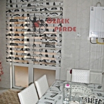 paris-siyah-baskili-mutfak-zebra-perde-gorseli