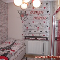 siyah-kirmizi-renkli-aloe-genc-odasi-zebra-perdesi