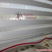 beyaz-renkli-dar-pliseli-ofis-zebra-perde-gorseli