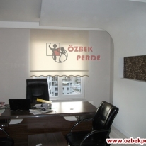 buro-icin-etekli-duz-polyester-stor-perdesi