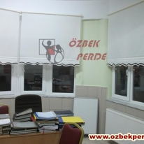 buro-icin-kahverengi-etekli-duz-stor-perde-modeli