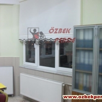 buro-icin-kahverengi-etekli-duz-stor-perde