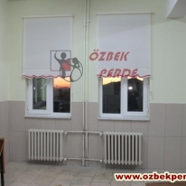 buro-icin-kirmizi-etekli-duz-stor-perdesi