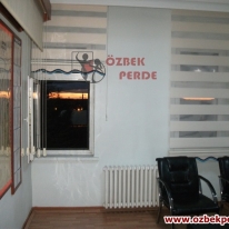 genis-pliseli-desensiz-ofis-zebra-perde-modeli