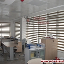 kahve-renk-gecisli-is-yeri-zebra-perde-gorseli