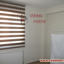 kahverenkli-mini-pliseli-zebra-perdesi