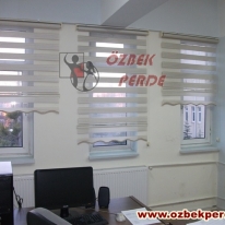 krem-renkli-golgeli-pliseli-buro-zebra-perde