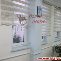 krem-renkli-golgeli-pliseli-buro-zebra-perdesi