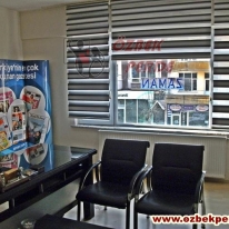 siyah-beyaz-golgeli-zebra-perde-modeli