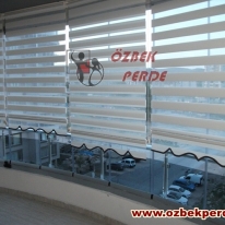 beyaz-renkli-desensiz-cam-balkon-zebra-perde-cesidi