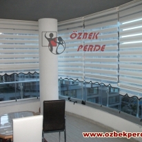 beyaz-renkli-desensiz-cam-balkon-zebra-perde-modeli