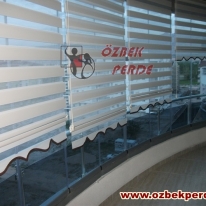 beyaz-renkli-desensiz-cam-balkon-zebra-perde