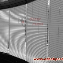 beyaz-renkli-pliseli-cam-balkon-perde-modeli