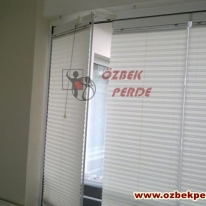 beyaz-renkli-pliseli-cam-balkon-perdesi