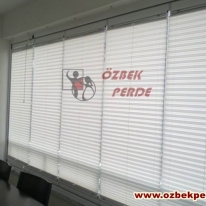 beyaz-renkli-pliseli-cam-balkon-perdesinin-kapali-hali