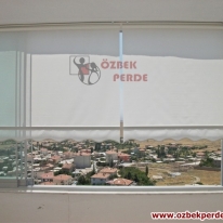 cam-balkon-duz-stor-perde-modeli