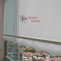 cam-balkon-duz-stor-perdesi