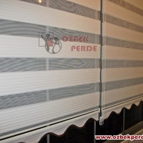 cam-balkon-ekru-genis-plise-zebra-perdesi-etekli