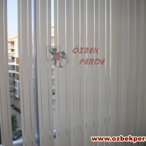 cam-balkon-krem-renkli-dikey-pvc-perdesi