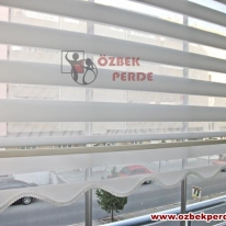 cam-balkon-zebra-perdesi-desensiz-etek-dilimli