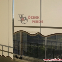 cam-balkona-duz-stor-perde-modeli